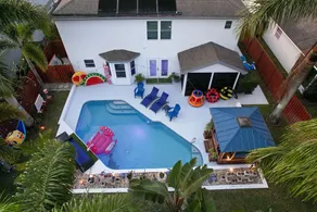 Urban Oasis W/hot Tub, Heated Pool And Private Movie Theater 2 Bedroom Home by Redawning - Image 2