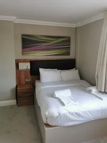 Uno Hotel Heathrow Windsor - Image 3