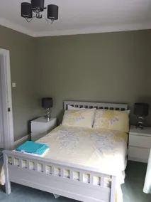 Captivating 2-bed House in Nuneaton - Image 5