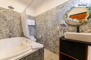 Anzures Black House - Image 5