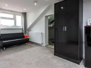 Plush Holiday Home in Slough Near Windsor Castle - Image 4