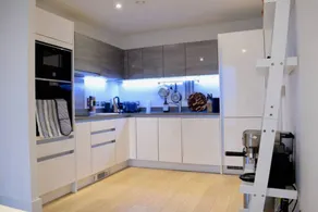 Property in Brixton With Balcony - Image 5