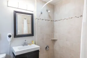 Vineyard Valley Inn - Image 2
