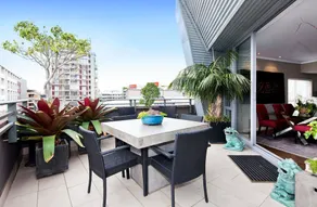 UM616 Sleek Split Level City Oasis in Ultimo - Image 2