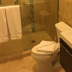 Gold Coast Luxurious And Stylish Condo - Image 3