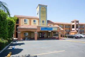 Heritage Inn And Suites - Image 3