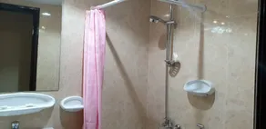 Royal Creek Hotel - Image 3