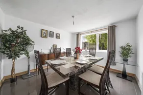 Spacious 5-bed House in Aylesford - Image 2