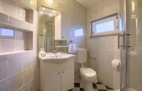 Awesome Home in Jadreski With 4 Bedrooms and Wifi - Image 5