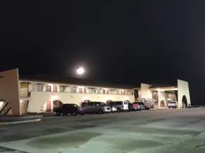 Hometown Inn & Suites - Image 3