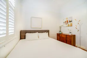 Stunning Inner City House Close to Fish Market - Image 2