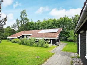 Spacious Holiday Home in Hornbæk on Large Plot - Image 4