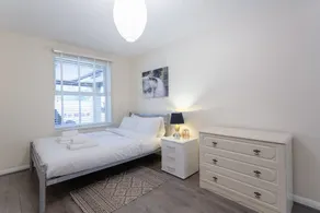 Stylish 4 Bedroom Property in East London - Image 2