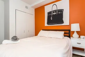 Bright & Modern 1 BDR in Downtown - Image 2