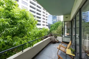 Mid-century 1 Bedroom Apartment on Albert Park With Parking - Image 4