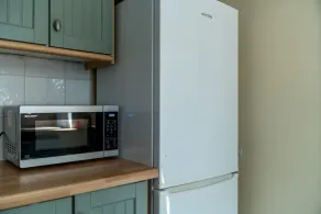 Modern 2BR Apartment w/ Free Parking in Redhill - Image 2
