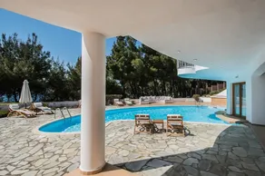 halu! Luxury Villa with Private Pool - Image 4