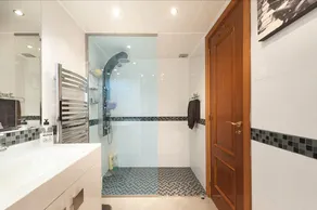 Stunning 4 bed duplex with sea views - Image 4
