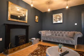 Contemporary 2 Bedroom Midland Mews Apartment - Image 5