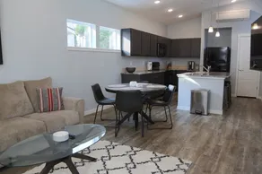 Smart designed 2 Bed 2 Bath Home - Image 2