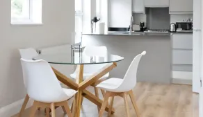 Stylish 2 Bedroom Apartment - Image 5