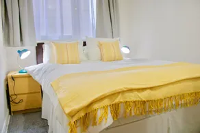 2 Bedroom Modern Home Sleeps 4 - Image 4