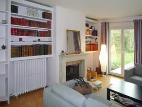Beautiful Poissy Family Home With 5 Bedrooms, Large Garden and own Pon - Image 2