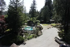 Jayes Timberlane Resort - Image 4