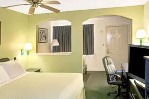 Days Inn by Wyndham El Campo TX - Image 5