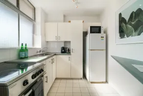 Bright and Sunny Studio Apartment - Image 3