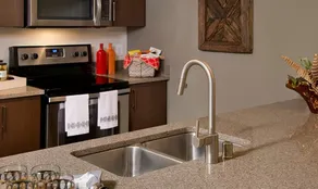 NW DC Luxury Apts - Image 5