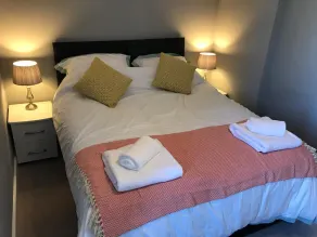 Stunning Complete 1 Bedroom Apartment Close To The City - Image 2