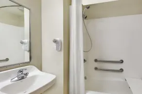 Microtel Inn & Suites by Wyndham Tuscaloosa Near University - Image 2