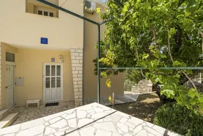 Apt. With Terrace & Garden, 2 min to the Beach - Image 5