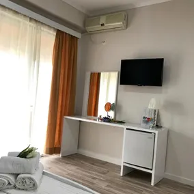 Joy Hotel - Image 2