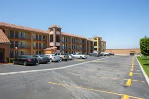 Heritage Inn And Suites - Image 5