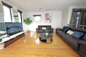 Luxury 7BRM Lakeside BigHouse Point Cook - Image 3