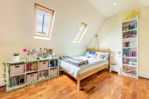Stunning 3 Bedroom Apartment in Trendy Chalk Farm - Image 2