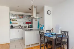 Lovely 1BR Home by River Thames W/balcony 2 Guests - Image 5