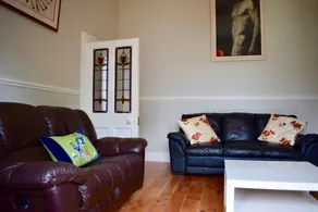 Stylish 4 Bedroom Cottage near Botanical Gardens - Image 2