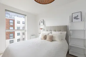 Modern 1-bed Flat w/ Balcony in Brentford, West London - Image 3