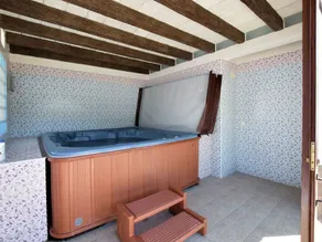 Spacious Villa in Sayalonga With Jacuzzi - Image 3