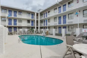 Super 6 Inn & Suites Baton Rouge - Image 2