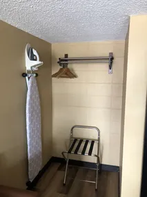 Knights Inn Motel - Image 4