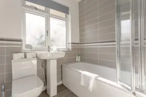 Modern 2 Bedroom Apartment in Morden - Image 3