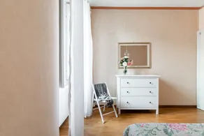 Elisabeth in Villa with Private Parking - Image 2