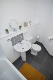 Spire View - 1 Bedroom, sleeps 4, parking Wifi - Image 4