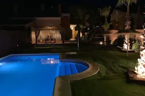 Villa avec barbecue, terrasse et piscine privée | Vue piscine - Image 4