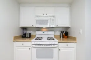 Cozy 2 Bedroom Condo Ballston - Image 3