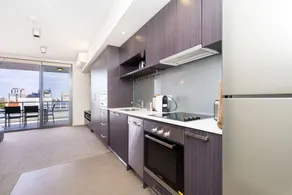 Executive Studio Inner City Apartment - Image 5